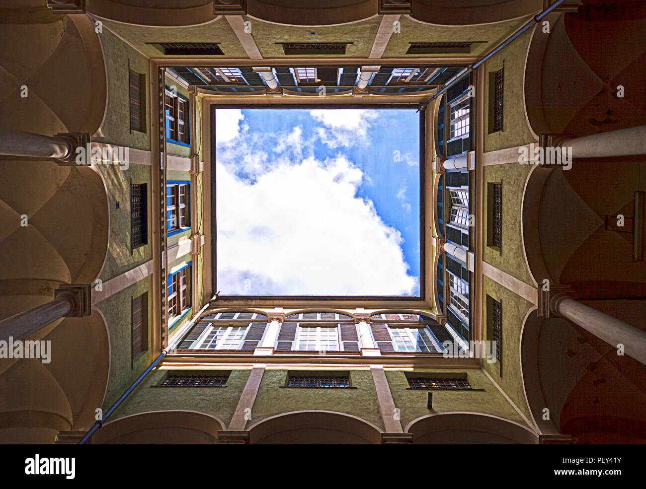 Guardando il cielo dal cortile di un edificio dell'Università di Genova, bellissimo ed antico palazzo del xvii secolo circondato da un portico Foto Stock