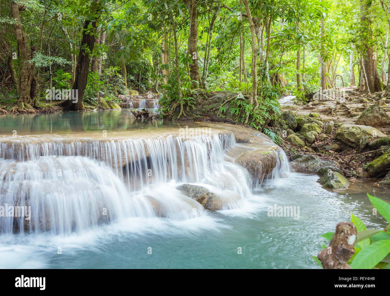 La cascata nel Parco Nazionale di Erawan nel giorno , Kanchanaburi , della Thailandia Foto Stock