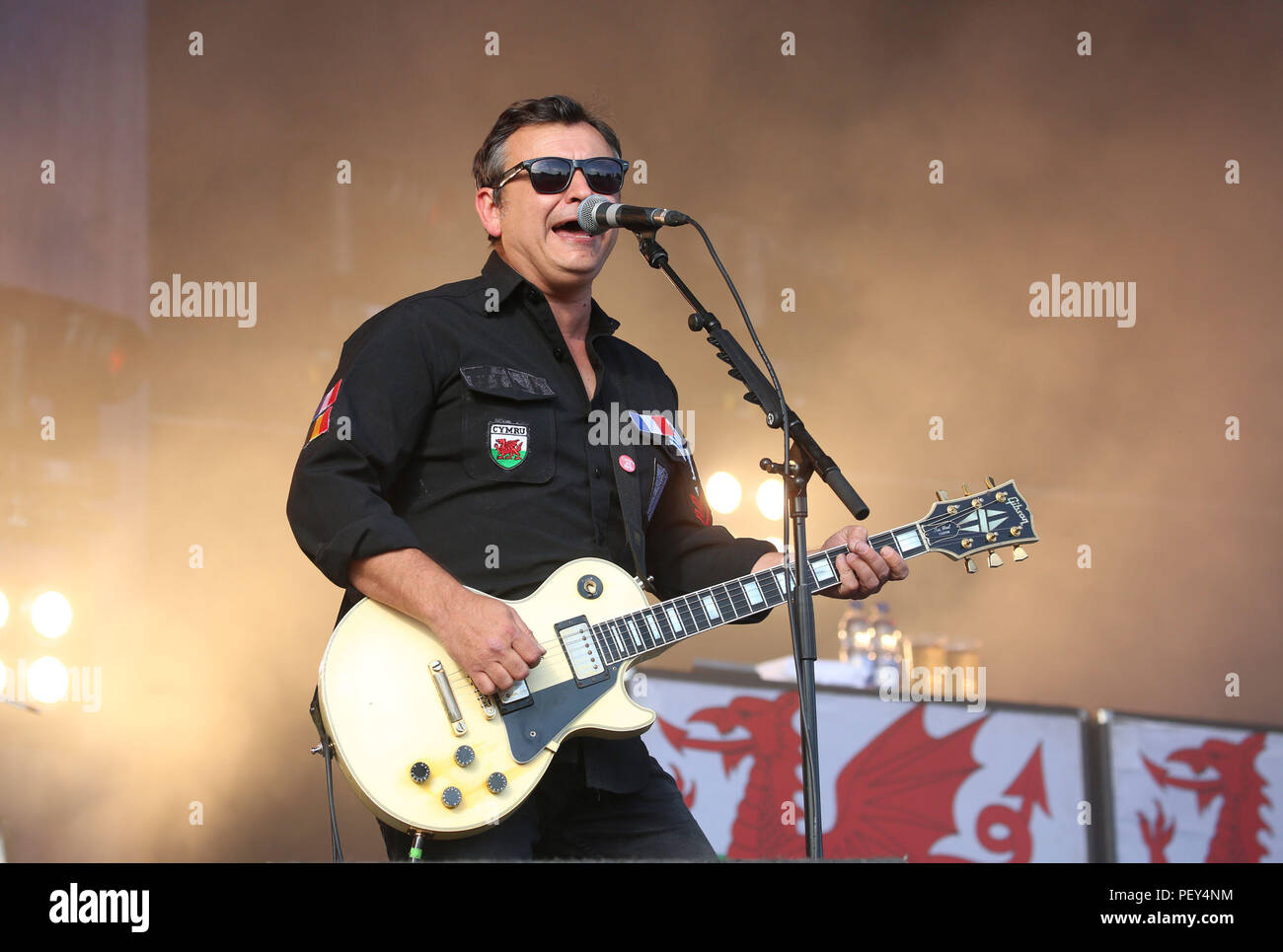 James Dean Bradfield, cantante dal rock band manic street predicatori di eseguire sul palco del nuovo di zecca Rize Festival di Hylands Park, Chelmsford Essex. Foto Stock