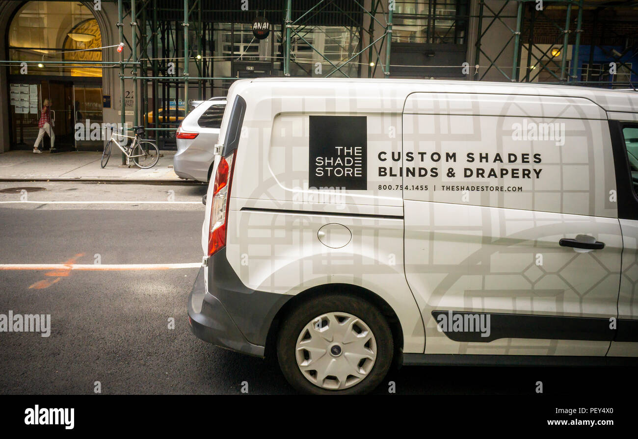 Un carrello di installazione dalla finestra rivenditore di trattamento, l'Ombra Store, è parcheggiato di fronte ad un edificio di appartamenti a New York il giovedì, 9 agosto 2018. L'Ombra Store è riportato essere in procinto di essere acquisita dalla società di private equity con Leonard verde e partner per un importo stimato in $ 325 milioni. L'arredamento della casa azienda è attualmente di proprietà di grande collina partner. (Â© Richard B. Levine) Foto Stock