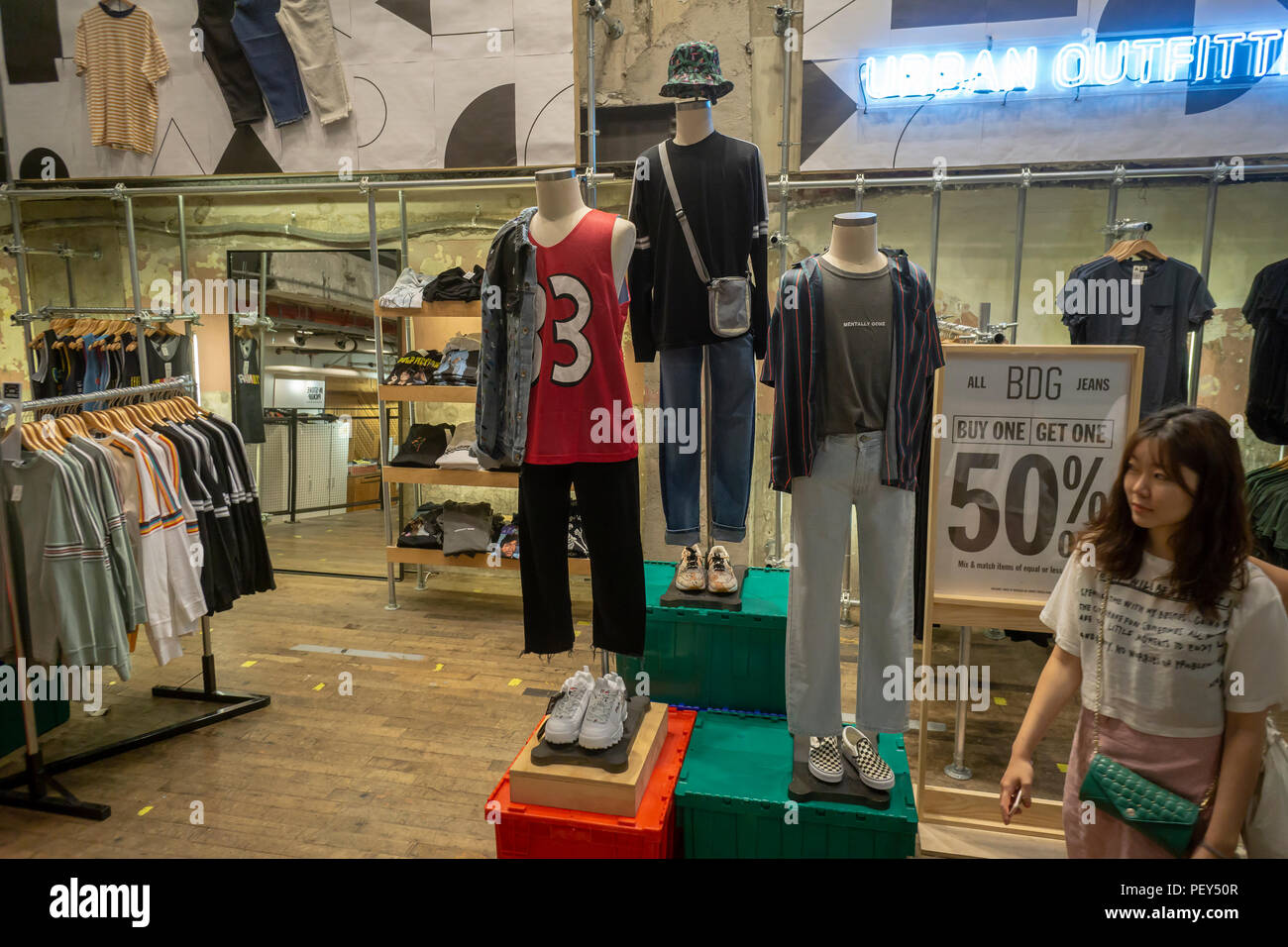 Un Urban Outfitters store retail in Herald Square a New York il giovedì, 9 agosto 2018. I dettaglianti sono sperando che un revival di 90's mode come marsupi, mom jeans e altri look retrò solleverà la loro linea di fondo nel ritorno a scuola di vendite. (Â© Richard B. Levine) Foto Stock