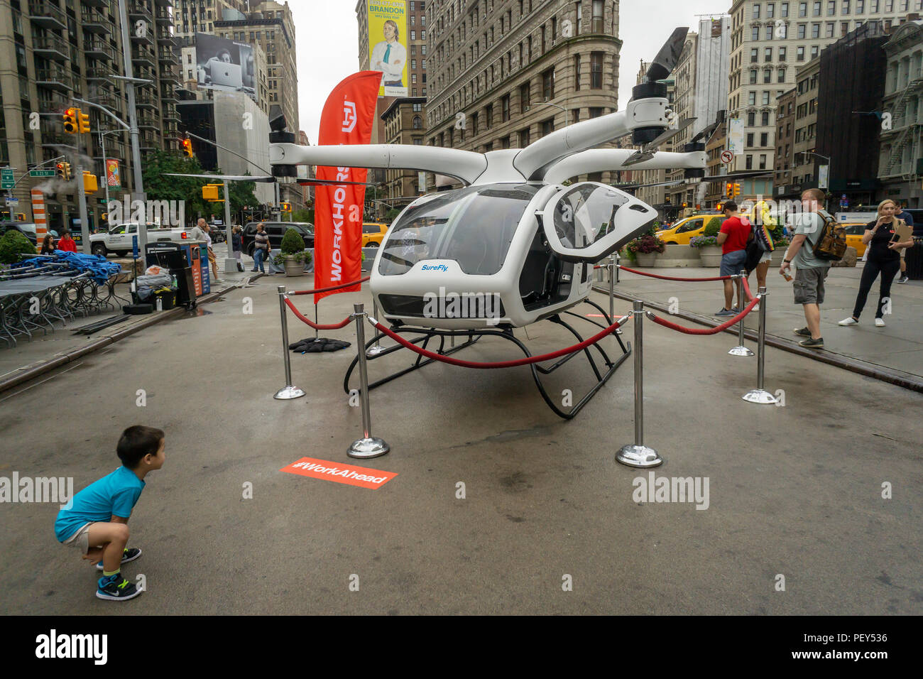 Un cavallo da tiro SureFly elicottero elettrico sul visualizzatore in corrispondenza di un evento di branding in Flatiron Plaza di New York lunedì, 13 agosto 2018. Il SureFly è un elicottero personale/velivolo VTOL con un obiettivo di prezzo sotto $200.000 quando diventa disponibile. (© Richard B. Levine) Foto Stock
