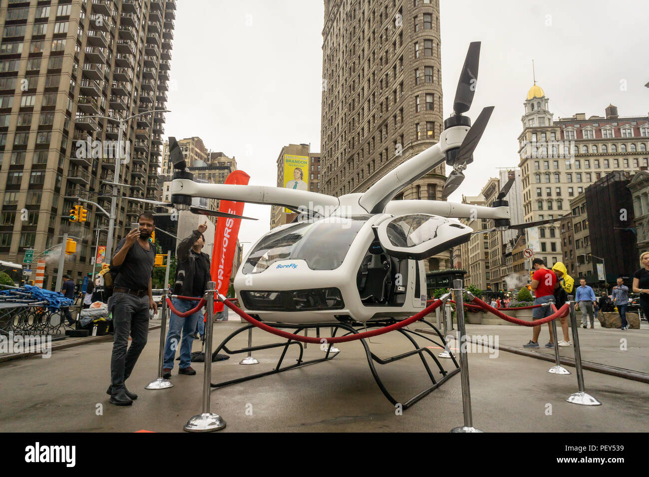 Un cavallo da tiro SureFly elicottero elettrico sul visualizzatore in corrispondenza di un evento di branding in Flatiron Plaza di New York lunedì, 13 agosto 2018. Il SureFly è un elicottero personale/velivolo VTOL con un obiettivo di prezzo sotto $200.000 quando diventa disponibile. (Â© Richard B. Levine) Foto Stock