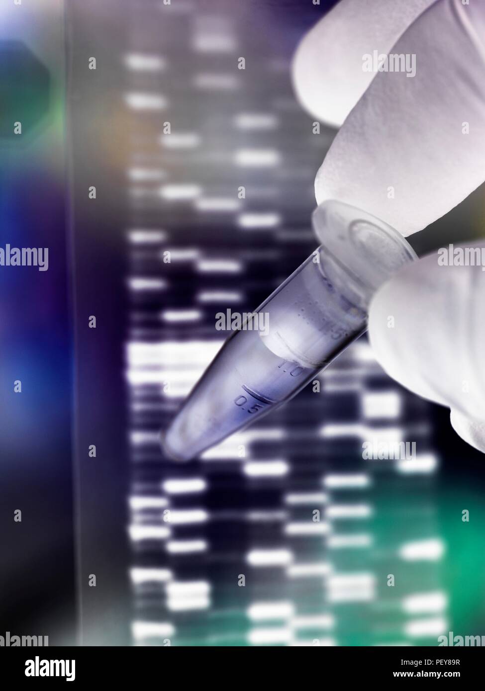 Scienziato tenendo un DNA (acido desossiribonucleico) campione in un tubo con i risultati illustrati su di un gel di DNA. Foto Stock