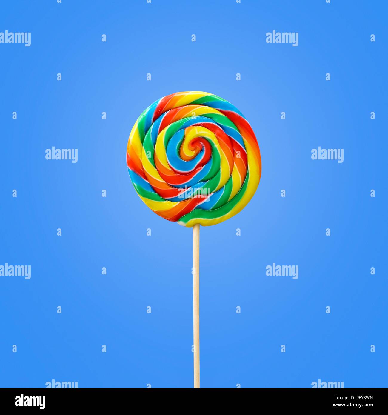 Colore luminoso lollipop contro uno sfondo blu. Foto Stock