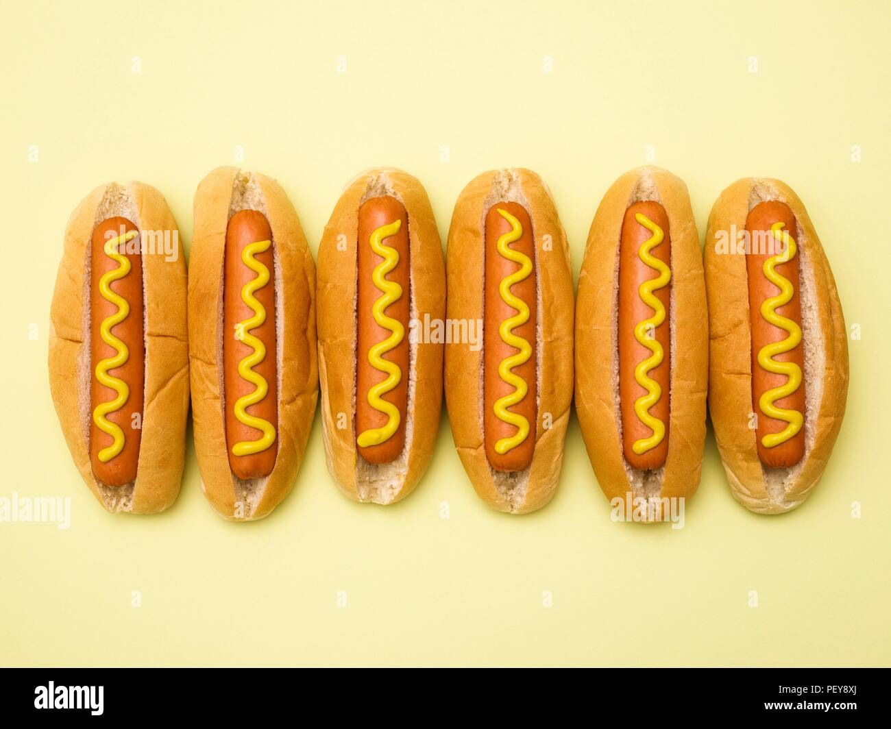 Hot Dogs contro uno sfondo semplice. Foto Stock