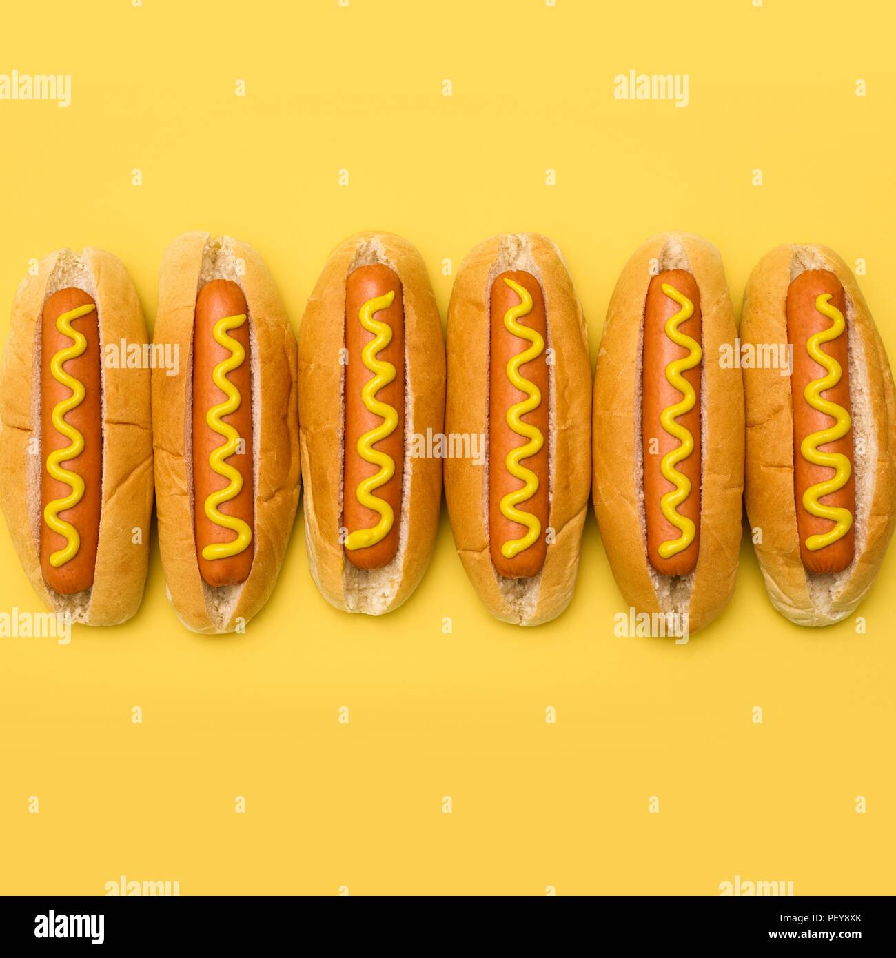 Hot Dogs contro uno sfondo semplice. Foto Stock