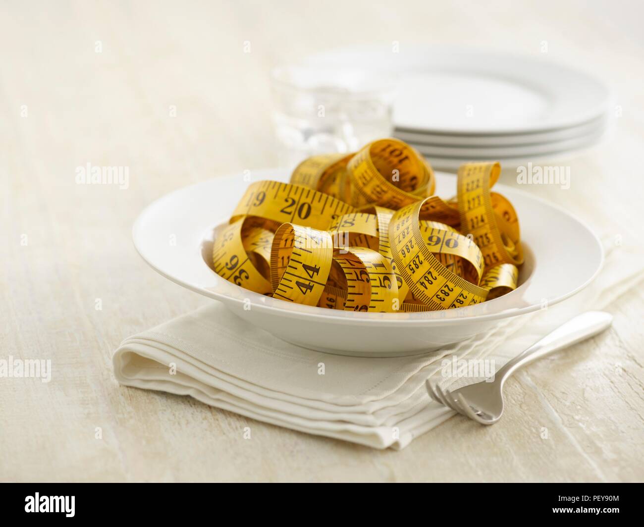 Ciotola di pasta con nastro di misurazione. Foto Stock