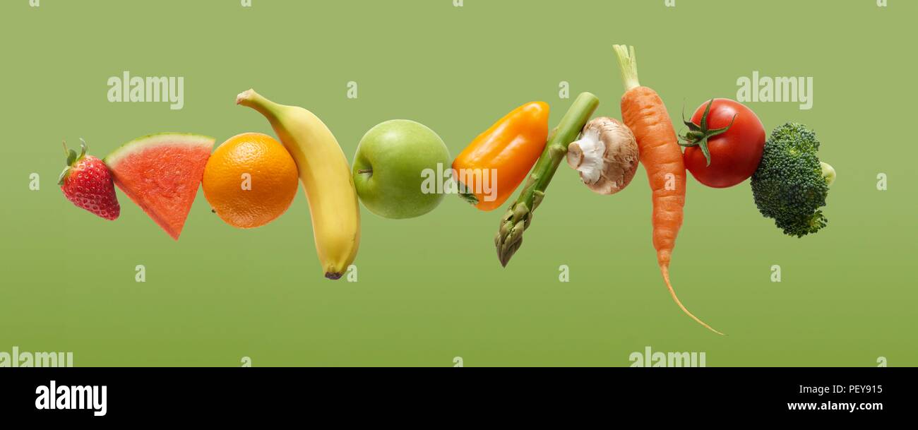 Frutta fresca e verdure in una fila. Foto Stock