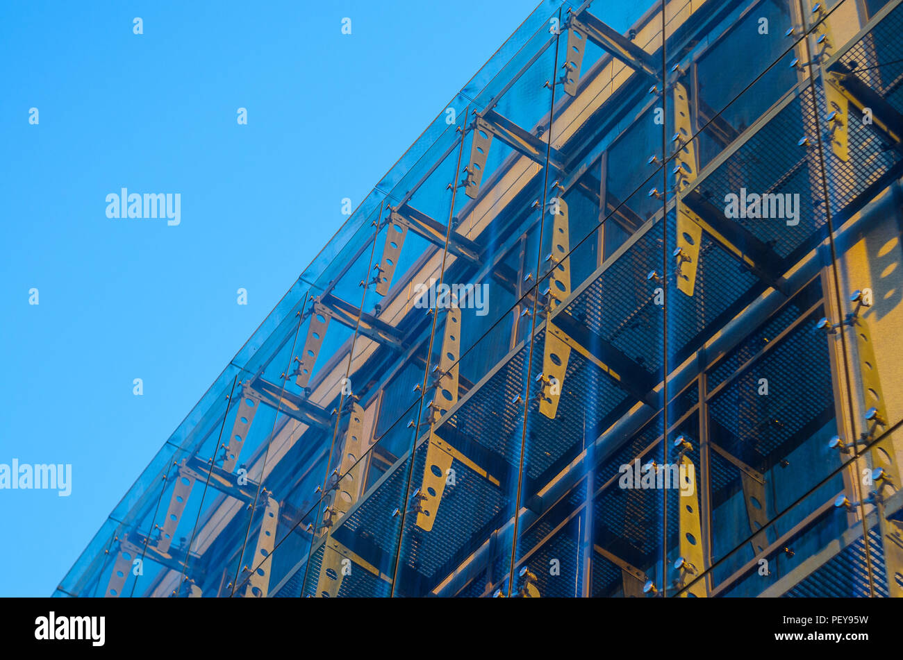 Tenda in vetro parete di facciata. Elementi di fissaggio elementi di Spider Glass Sistema. Dettaglio della facciata. Architettura di sfondo astratto. Foto Stock