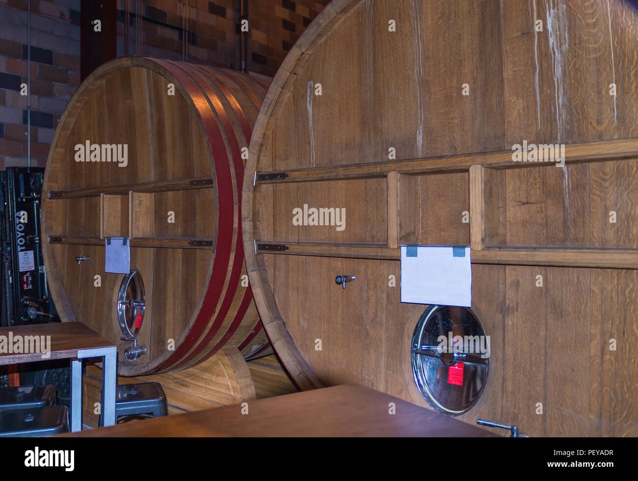 Due enormi botti di vino in magazzino. Foto Stock