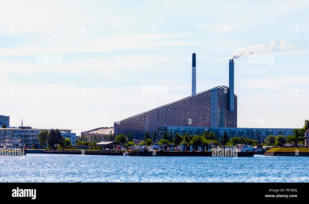 L'Amager Bakke stabilimento di Copenhagen, Danimarca, raddoppia come un anno-round artificiale Pendenza sci, escursionismo pendenza e la parete di arrampicata in quanto combina un calore e Foto Stock