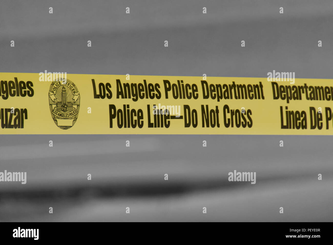 Los Angeles, CA / STATI UNITI D'America - 8 Giugno 2017: Los Angeles il dipartimento di polizia di polizia - Linea di non attraversare il nastro viene visualizzato in luogo di un'emergenza. Foto Stock