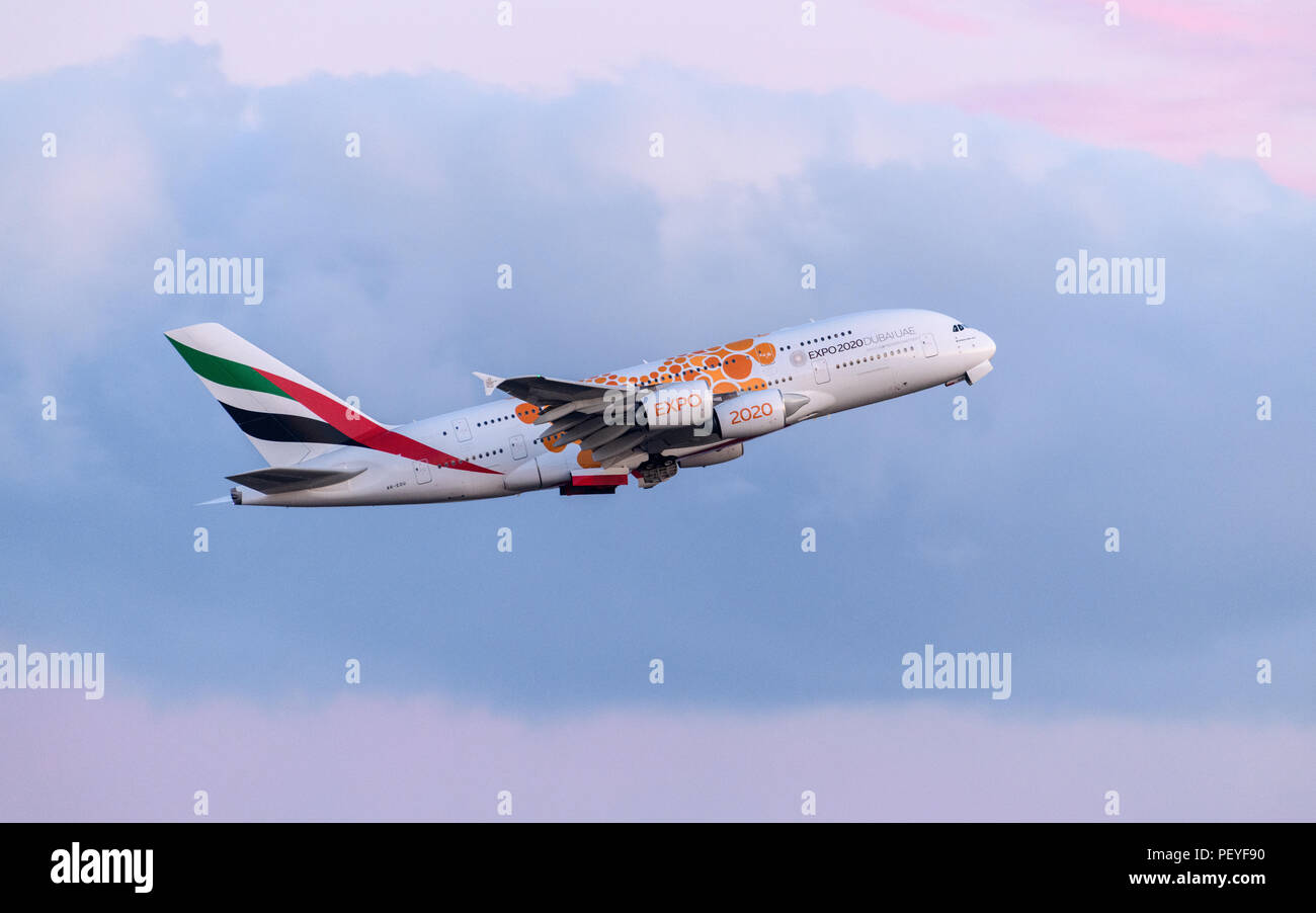 Emirates Airline Airbus A380 al tramonto Foto Stock