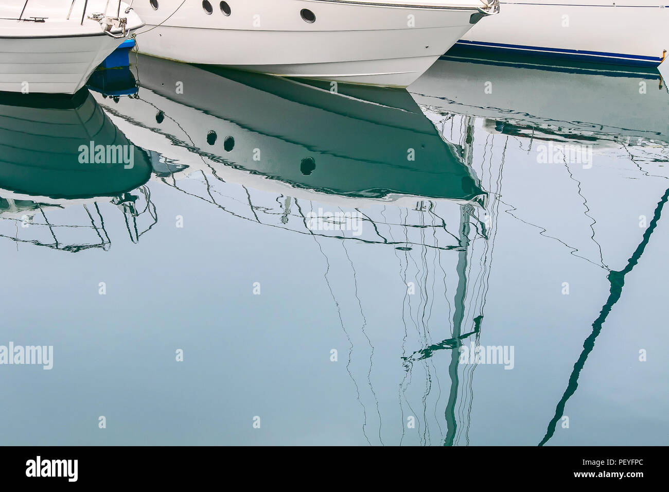 Acqua riflette yacht che è ancorata in un porto turistico. Foto Stock