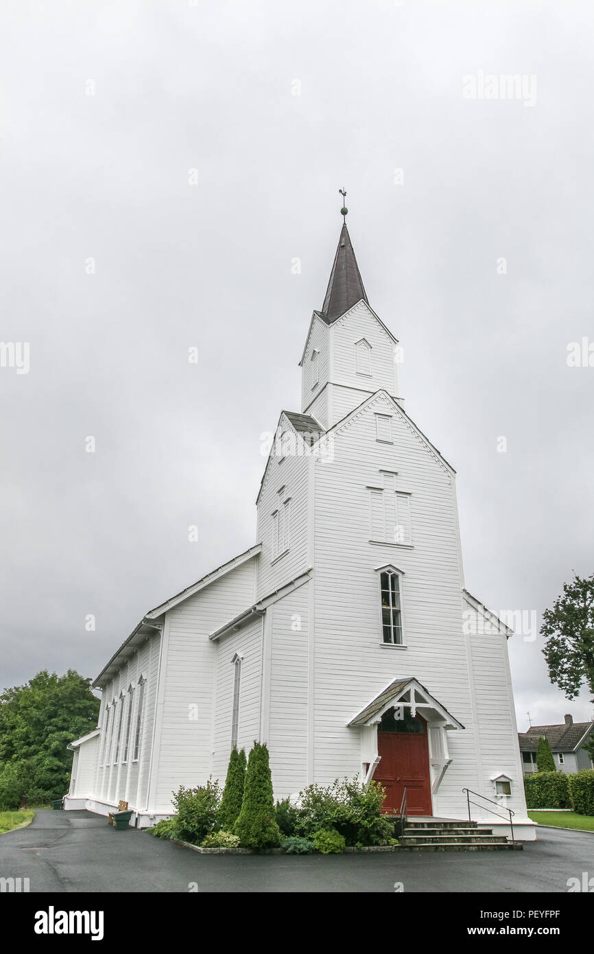 Tall chiesa bianca nella città di Floro, Norvegia. Foto Stock