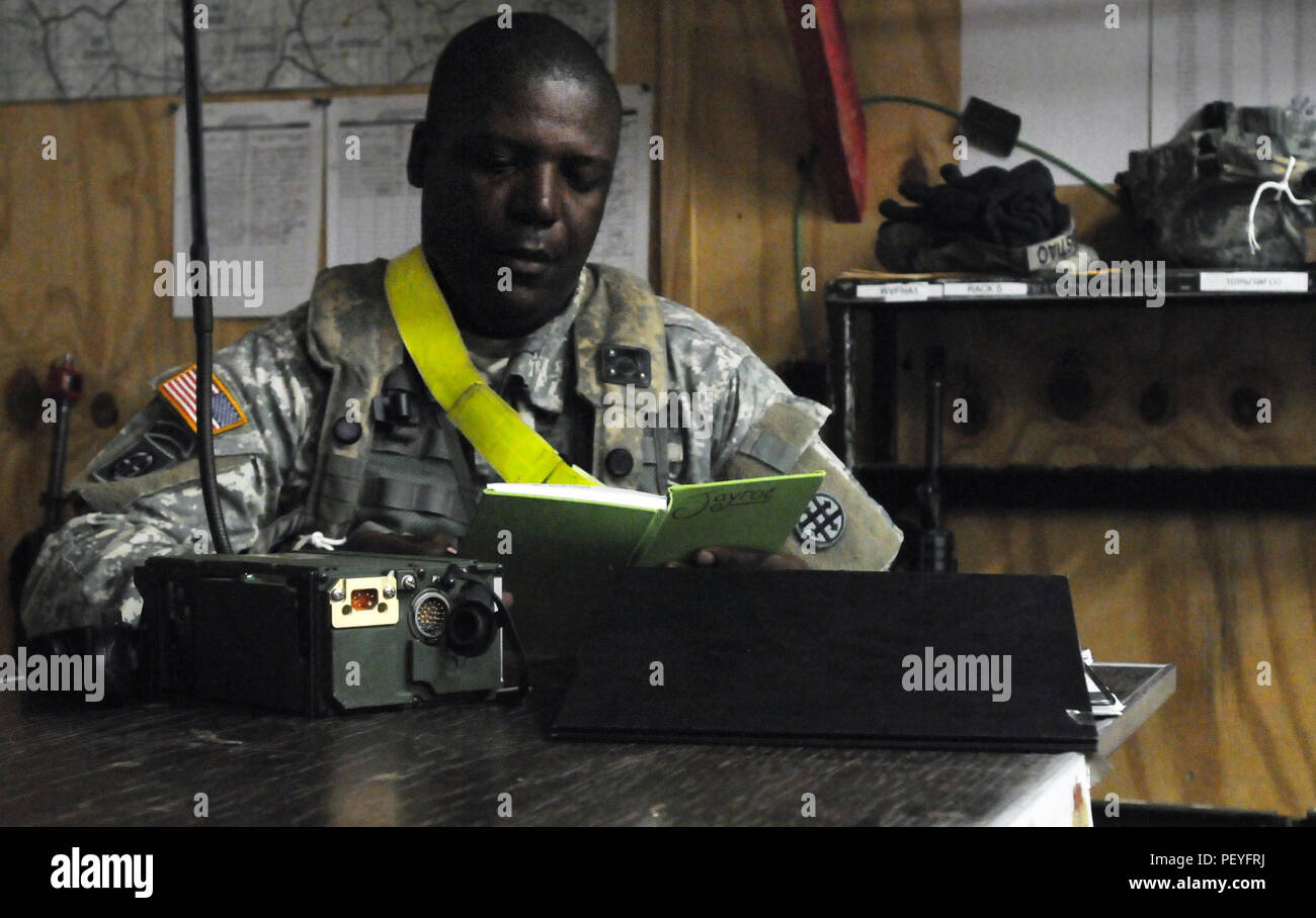 Sgt. Claudio Sebastiao, U.S. La riserva di esercito sergente di alimentazione con la 103 Quartermaster società di Houston, Texas, studi sui componenti di un sistema radio in corrispondenza della società in scena Tactical Operations Center durante una fase di pre-fattibilità congiunto Training Center rotazione in Alessandria, La., nel febbraio 16, 2016. (U.S. Esercito foto di Sgt. Beth Raney, 343 Mobile degli affari pubblici distacco) Foto Stock