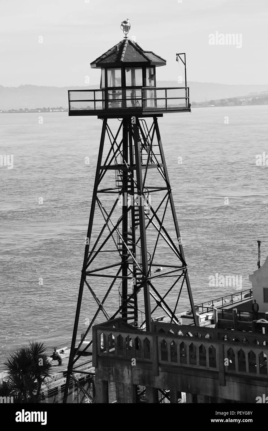 Torre di guardia al Boat Dock, la prigione di Alcatraz, Isola di Alcatraz e la baia di San Francisco, California, Stati Uniti d'America Foto Stock