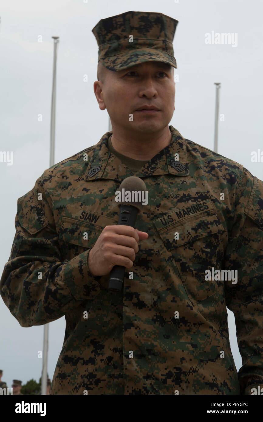 Sgt. Il Mag. Peter A. Siaw parla agli ospiti come appena nominato sergente maggiore durante un sollievo e nomina cerimonia Feb. 19, su Camp Foster, Okinawa, in Giappone. Siaw assunto compiti come sergente maggiore dei Marine Corps Impianti Pacific-Marine Corps Base Camp Butler, Giappone da Sgt. Il Mag. R. Kevin Williamson che si sposta su per iniziare il suo nuovo incarico presso Manpower Management Division, Manpower Affari di riserva, sede Marine Corps. Siaw servita in precedenza come il sergente maggiore per l'istruzione comando, Marine Corps University di Quantico, Virginia. (U.S. Marine Corps Foto di Cpl. Brittany A. Foto Stock