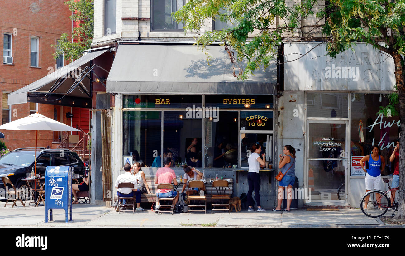 Cinque foglie, 18 Bedford Ave, Brooklyn, New York. Foto di fronte al negozio di New York di un caffè sul marciapiede a greenpoint. Foto Stock