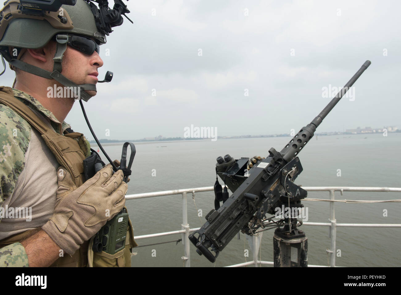 USNS Spearhead (T-EPF 1), un trasporto veloce di spedizione, arriva a Douala, Camerun, 19 febbraio 2016, con il team di sicurezza imbarcato che svolgeva compiti di guardia. Gestita dal Military Sealift Command, la nave supporta l'Africa Partnership Station, migliorando la sicurezza marittima, la collaborazione tra le nazioni partner e la prontezza operativa nell'area delle operazioni della 6th Fleet degli Stati Uniti, promuovendo l'impegno navale multinazionale e lo sviluppo di capacità in tutta l'Africa. Foto Stock
