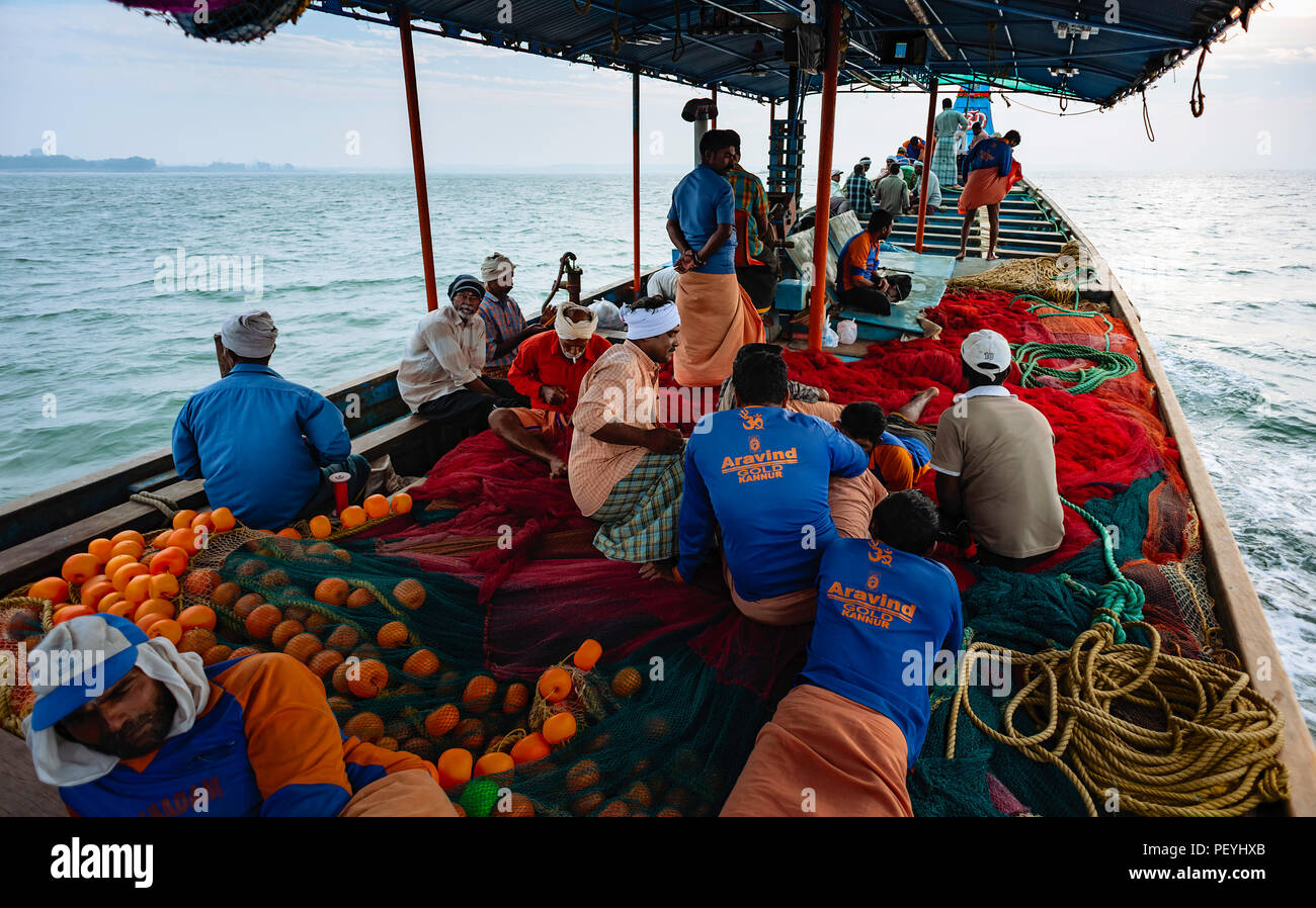 Gli equipaggi che prenderanno un riposo sulla pesca in mare profondo viaggio in barca di legno nel Mare Arabico su una calma monsone di mattina Kannur, Kerala, India del sud. Foto Stock