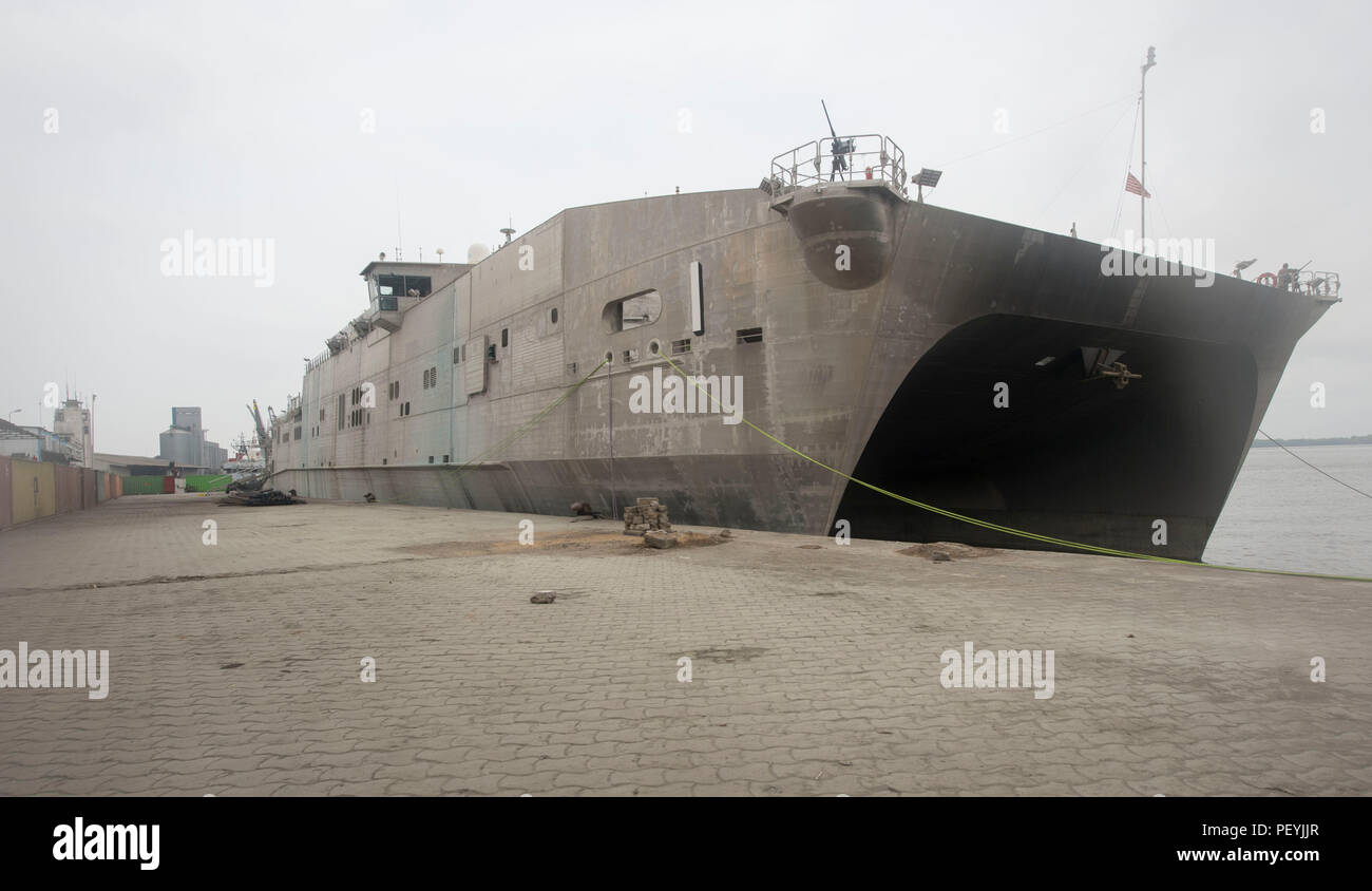 160220-N-WV703-113 Douala Camerun (feb. 20, 2016) - USNS Spearhead (T-EPF 1) nel porto di Douala in Camerun, il 20 febbraio, 2016. I militari di comando Sealift expeditionary trasporto veloce nave USNS Spearhead è su una distribuzione programmata negli Stati Uniti Sesta flotta area di operazioni a sostegno della collaborazione internazionali di costruzione di capacità del programma di Partenariato Africa stazione. (U.S. Foto di Marina di Massa lo specialista di comunicazione di terza classe Amy M. Ressler/rilasciato) Foto Stock