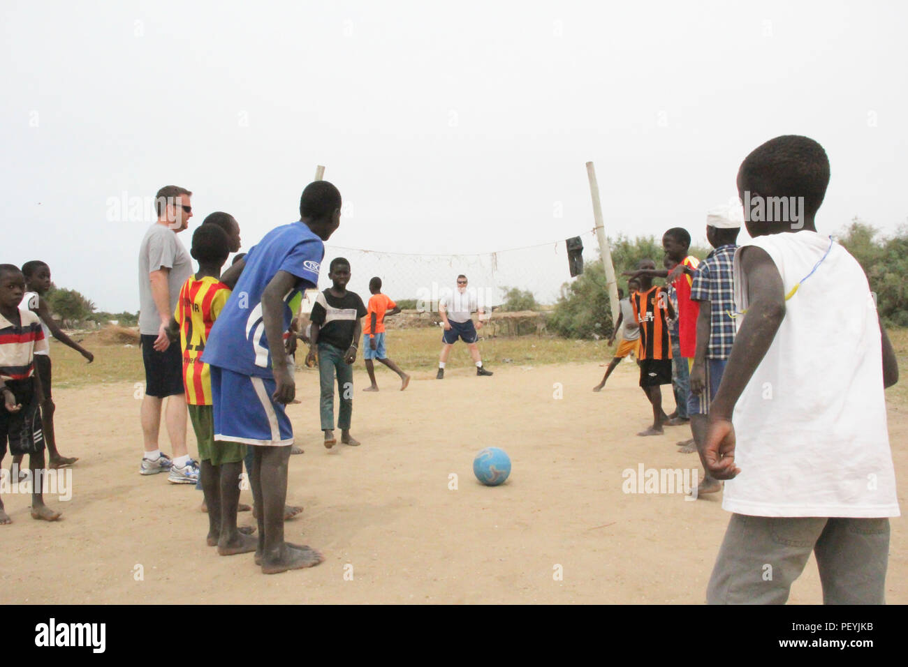 Airman 1. Classe Zachary C. Mullins, dal 130Airlift Wing, West Virginia Air National Guard, riproduce goalie durante un calcio di rigore in San Loius, Senegal, Feb 13, 2016. Mullins condiviso il suo amore di sport con bambini locali durante il Flintlock 2016. Flintlock è un africano militare è stata incentrata sulla sicurezza, la lotta contro il terrorismo e militari di assistenza umanitaria per le aree periferiche. (U.S. Foto dell'esercito da Staff Sgt. Kulani J. Lakanaria/rilasciato) Foto Stock