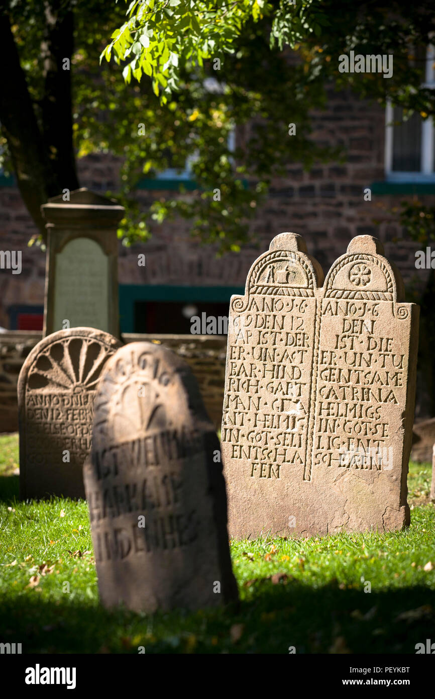 Curchyard presso la chiesa a Bochum-Stiepel, Bochum, la zona della Ruhr, Germania. Friedhof an der Dorfkirche in Bochum-Stiepel, Ruhrgebiet, Deutschland. Foto Stock