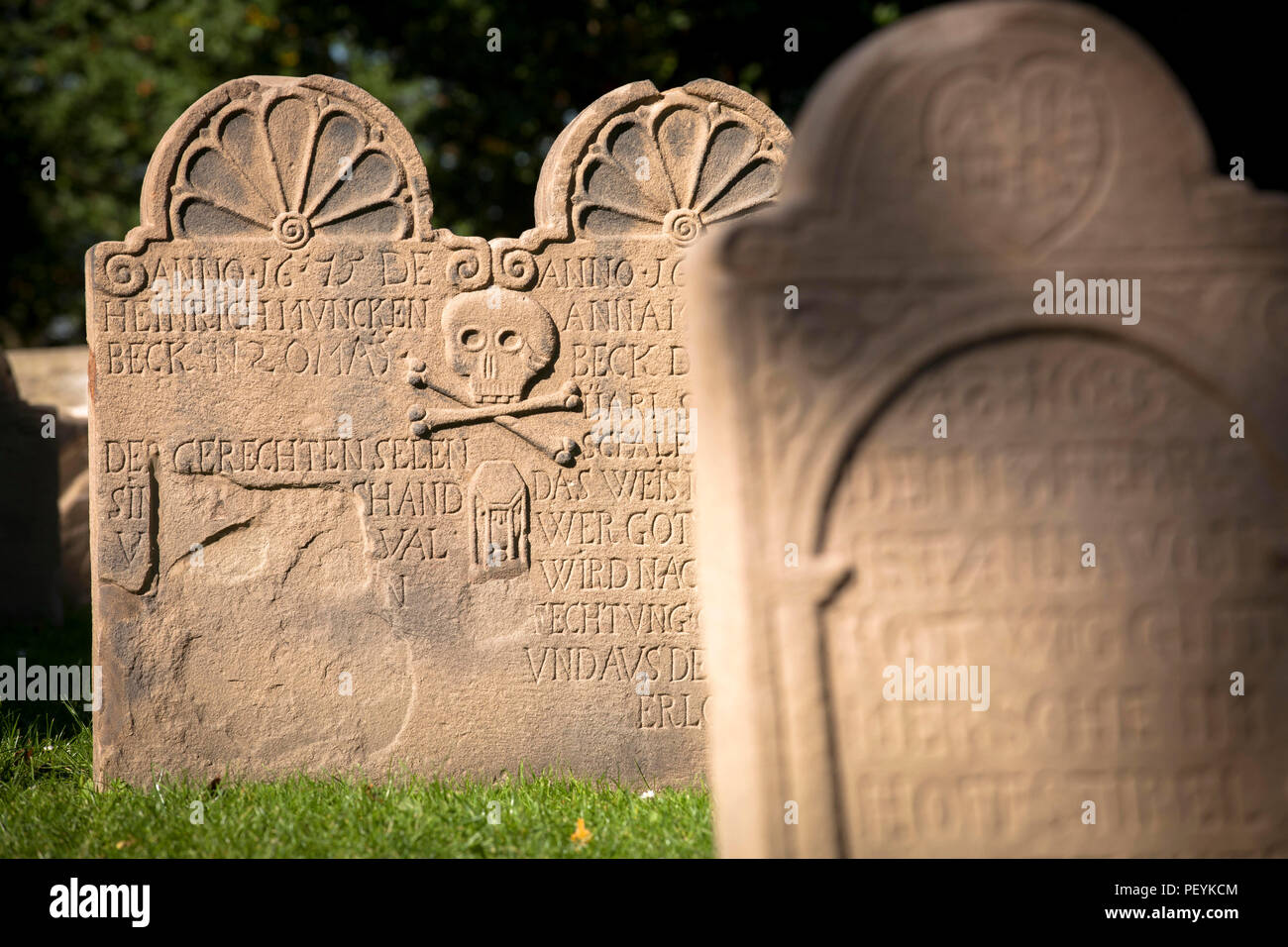 Curchyard presso la chiesa a Bochum-Stiepel, Bochum, la zona della Ruhr, Germania. Friedhof an der Dorfkirche in Bochum-Stiepel, Ruhrgebiet, Deutschland. Foto Stock