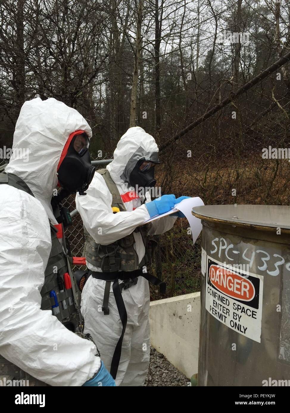 Una disattivazione nucleare Team (NDT) dal ventesimo chimica, biologica, radiologica, nucleare esplosivi (CBRNE) Comando svolto attività di formazione a Oak Ridge National Laboratory, Oak Ridge, Tennessee, Feb. 1-5. Le prove non distruttive condotte infrastrutture nucleari e la valutazione della formazione e corsi di formazione su specifici aspetti del ciclo del combustibile nucleare a Oak Ridge. Oltre a esercitare le competenze individuali e le funzionalità di apparecchiature, entrambe le squadre utilizzate il corso di formazione per mettere alla prova e affinare il concetto di operazioni. Inoltre, NDT utilizzato il dipartimento dell'energia (DOE) di classificazione per la verifica degli isotopi e trasportati anche s Foto Stock