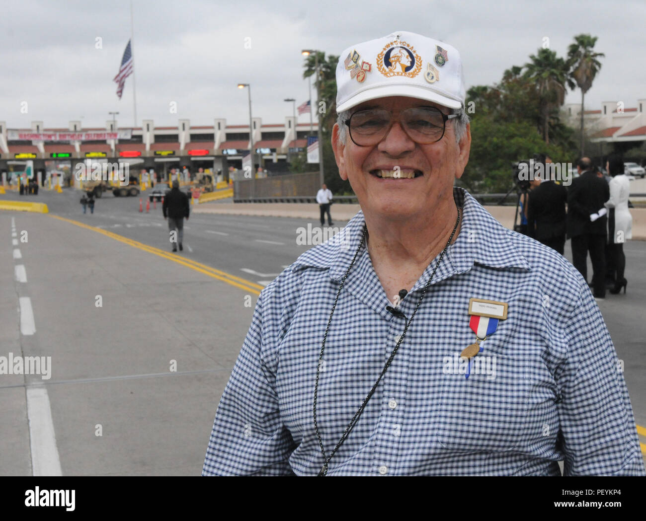 Dignitari da Laredo, Texas, e Nuevo Laredo, Tamaulipas, riuniti nel febbraio 20, 2016 sul Lincoln-Juarez ponte internazionale per exhange 'abrazos,' o abbraccia per il ponte internazionale Cerimonia. La cerimonia si celebra il legame fra gli Stati Uniti e il Messico. Ex Texas Guardsman e Laredo nativi e Mario Alvarado Suor ha fornito il supporto audio per la cerimonia del ponte per oltre trent'anni. (U.S. Esercito nazionale Guard photo by Staff Sgt. Ilaria Washington, centesimo Mobile degli affari pubblici Distacco/rilasciato) Foto Stock