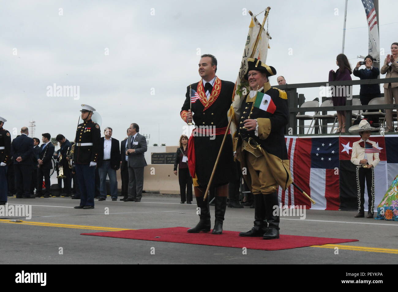 Dignitari da Laredo, Texas, e Nuevo Laredo, Tamaulipas, raccolte sul Lincoln-Juarez ponte internazionale per il ponte internazionale cerimonia il 20 febbraio, 2016. La cerimonia si celebra il legame fra gli Stati Uniti e il Messico. La graffa della cerimonia, il 'abrazo,' o abbracciare, è portato da quattro bambini che rappresenta il Messico e gli Stati Uniti, affettuosamente noto come 'abrazo bambini.' dignitari tra religiosi, politici e funzionari militari seguiranno abbracciando e scambio di bandiere. (U.S. Esercito nazionale Guard photo by Staff Sgt. Ilaria Washington, centesimo Pub Mobile Foto Stock