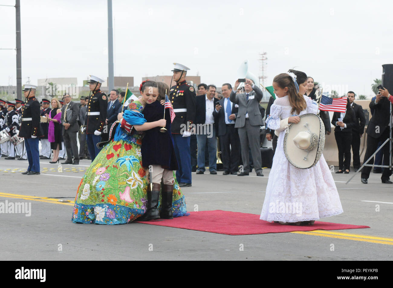 Dignitari da Laredo, Texas e Nuevo Laredo, Tamaulipas raccolte sul Lincoln-Juarez ponte internazionale per il ponte internazionale cerimonia il 20 febbraio, 2016. La cerimonia si celebra il legame fra gli Stati Uniti e il Messico. La graffa della cerimonia, il 'abrazo' o abbracciare, è guidato da due bambini che rappresenta il Messico e due bambini che rappresentano gli Stati Uniti, affettuosamente noto come 'abrazo bambini". Dignitari tra religiosi, politici e funzionari militari seguiranno abbracciando e scambio di bandiere. (U.S. Esercito nazionale Guard photo by Staff Sgt. Ilaria Washin Foto Stock