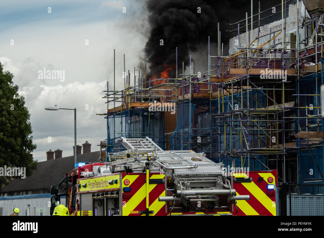 Il fuoco in alloggiamento Mulalley sito di sviluppo in Botesdale Essexx, affrontati dal fuoco degli equipaggi provenienti da tutta Essex e Londra Vigili del Fuoco (Chingford) Foto Stock