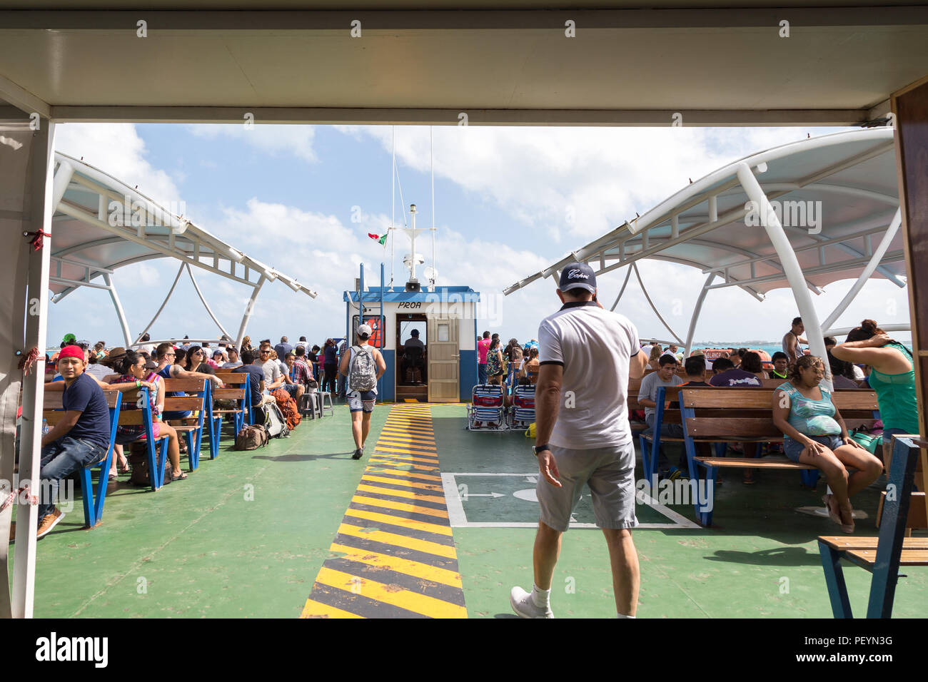 ISLA MUJERES, QR, Messico - Feb 11, 2018: affollato il ponte di una nave traghetto in direzione di Isla Mujeres. Foto Stock