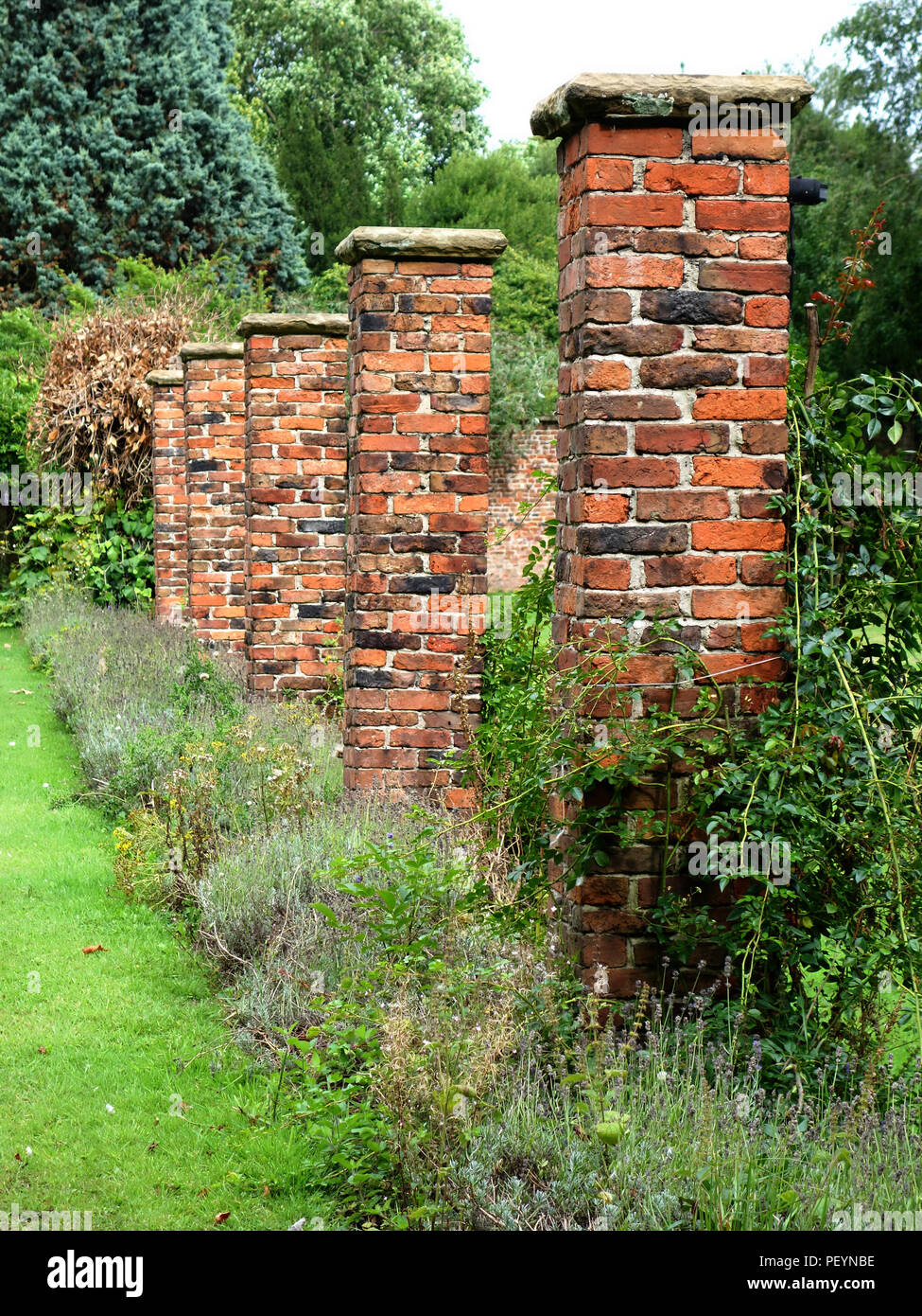 Un giardino in stile vittoriano pergola in mattoni. Questi giardino  pilastri in mattoni sono ora di essere rinnovato Foto stock - Alamy