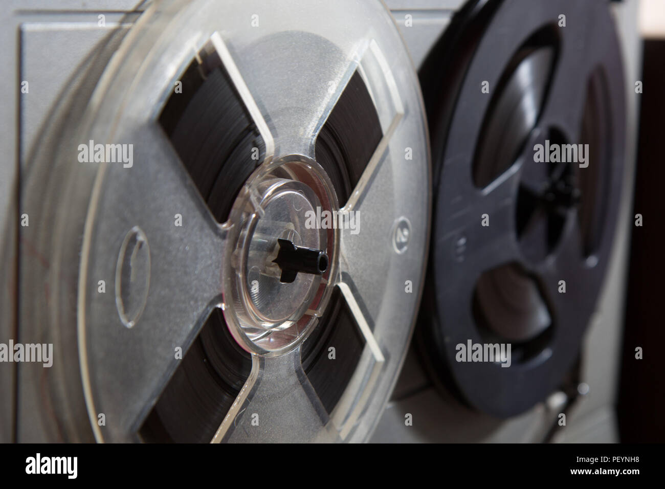 Vecchia bobina a bobina registratore a nastro magnetico su di esso Foto Stock