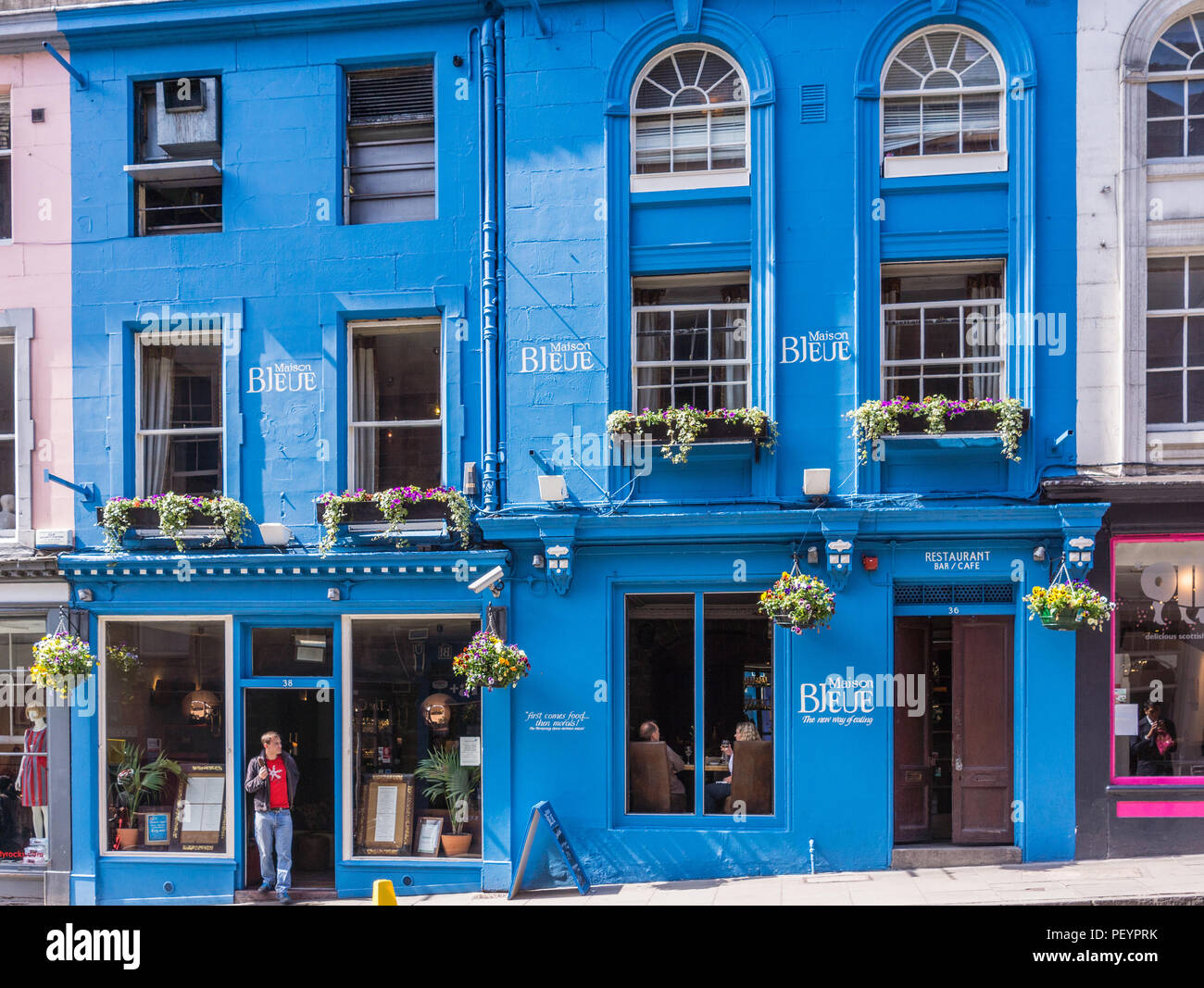 Edimburgo, Scozia, Regno Unito - 13 Giugno 2012: la facciata blu della Maison Bleue Ristorante e bar lungo il Victoria Street con le persone all'interno. Foto Stock