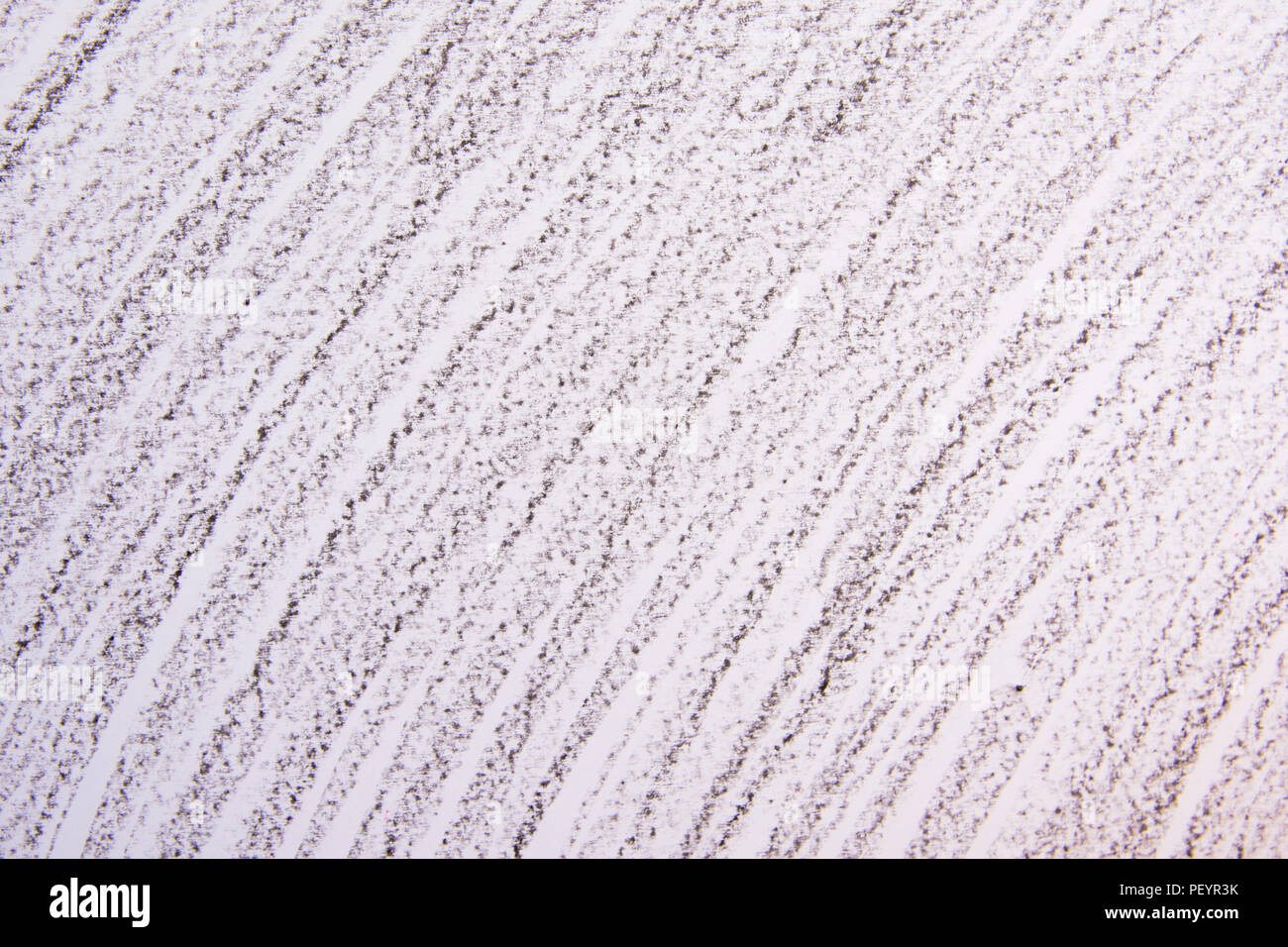 Nero pastello a cera scarabocchiare sullo sfondo. Matite di nero texture. Foto Stock