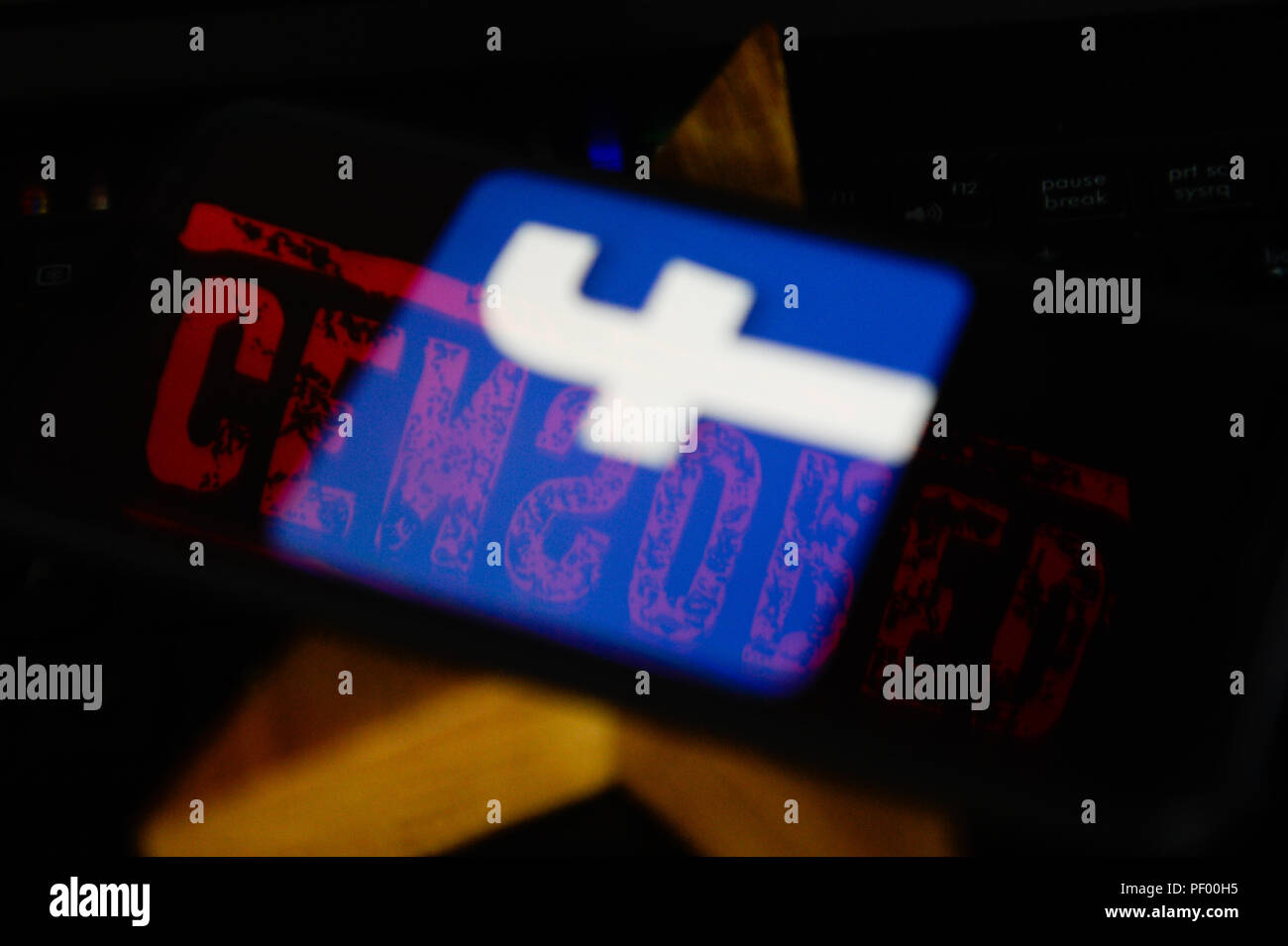 Cracovia in Polonia. 17 Ago, 2018. Logo di Facebook è visto su un Huawei smart phone con la parola censurato su un monitor di un laptop. Credito: Omar Marques/SOPA Immagini/ZUMA filo/Alamy Live News Foto Stock