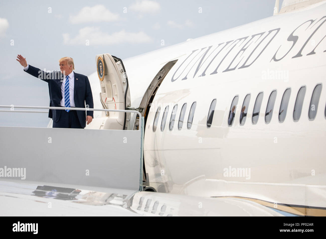 Presidente Trump onde come egli vive Air Force One Lunedì, Agosto 13, 2018 a Wheeler-Sack Army Air Field a Fort Drum, N.Y., in rotta verso Roma, N.Y. Persone: presidente Donald Trump Foto Stock