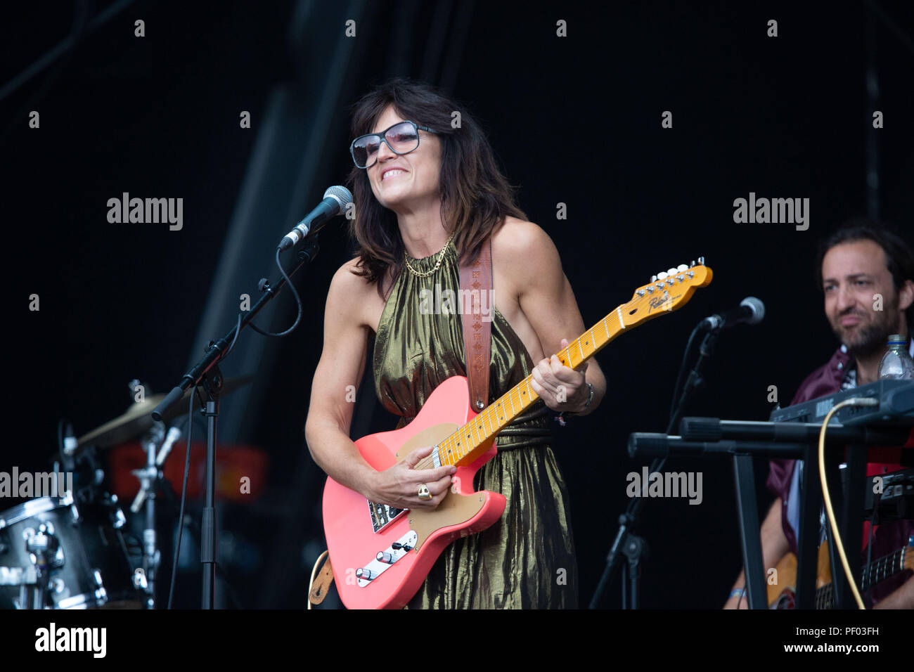 Glanusk Park, Brecon, Galles, 17 agosto 2018. Primo giorno del festival musicale Green Man nelle Brecon Beacons Mountains in Galles. Nella foto: La cantautrice Joan interpreta Police Woman (Joan Wasser) suona il Mountain Stage principale. Crediti: Rob Watkins/Alamy Live News Foto Stock