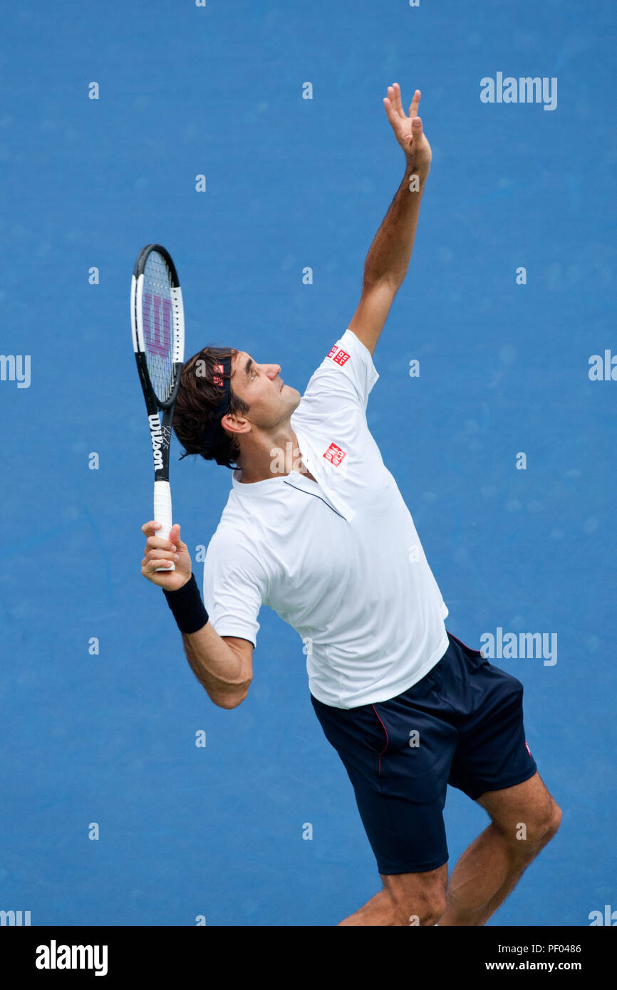 Cincinnati, OH, Stati Uniti d'America. 17 Ago, 2018. Occidentale e Meridionale Tennis aperto, Cincinnati, OH - Agosto 17, 2018 - Roger Federer in azione contro Leonardo Mayer nella parte occidentale e meridionale del torneo di tennis svoltosi a Cincinnati. - Foto di Wally nellâ/ZUMA Premere Credito: Wally nellâ/ZUMA filo/Alamy Live News Foto Stock