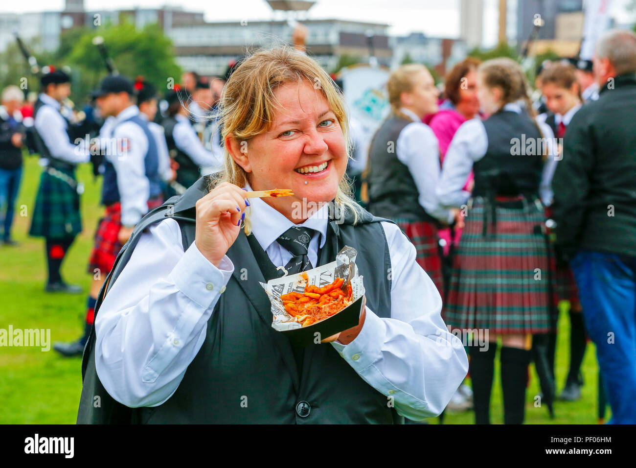 Le finali del mondo Pipe Band Championships è stato tenuto a Glasgow verde nel centro della città e la concorrenza ha attirato molti internazionali e altamente acclamato bande di cornamuse come pure migliaia di turisti e spettatori che è venuto a sostegno dell'evento. Nonostante occasionali di doccia a pioggia, ancora una volta la manifestazione è stata un successo e un grande promozione per Baghèt musica. KATHLEEN FERRETTI Da Alberta Canada giocare con l'Edmonton and District Pipe Band Foto Stock