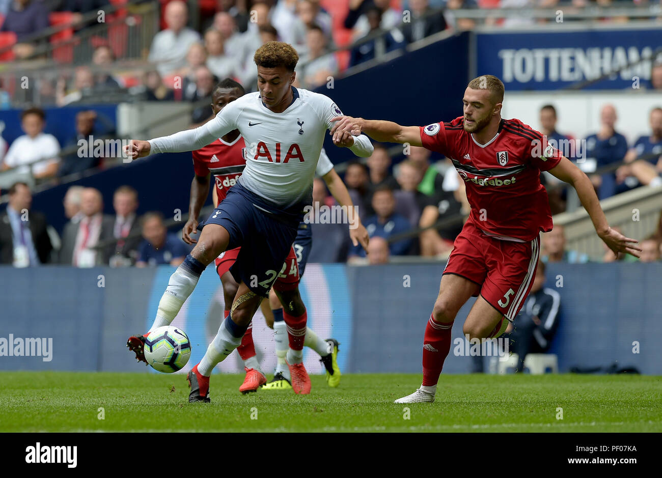 Londra, Regno Unito. Il 18 agosto 2018. Londra, Regno Unito. Il 18 agosto 2018. Il dele Alli del Tottenham Hotspur in una sfida con Calum Camere di Fulham durante il Tottenham Hotspur vs Fulham, Premier League Football Match 0n 18 agosto 2018. Solo uso editoriale nessun uso non autorizzato di audio, video, dati, calendari (al di fuori dell'UE), club/campionato loghi o 'live' servizi. Online in corrispondenza uso limitato a 45 immagini (+15 in tempo extra). Non utilizzare per emulare le immagini in movimento. Nessun uso in scommesse, giochi o un singolo giocatore/club/league pubblicazioni/servizi. Credito: MARTIN DALTON/Alamy Live News Credito: MARTIN DALTON/Alamy Foto Stock