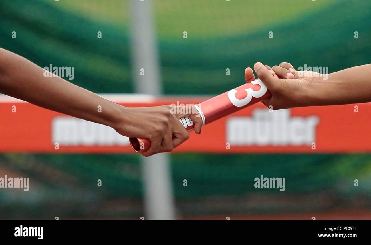 Birmingham, Regno Unito. Il 18 agosto 2018. Passare il testimone. Staffetta. Muller Grand Prix di Birmingham. Diamond league. Alexander Stadium. Perry Bar. Birmingham. Regno Unito. 18/08/2018. Credito: Sport In immagini/Alamy Live News Foto Stock