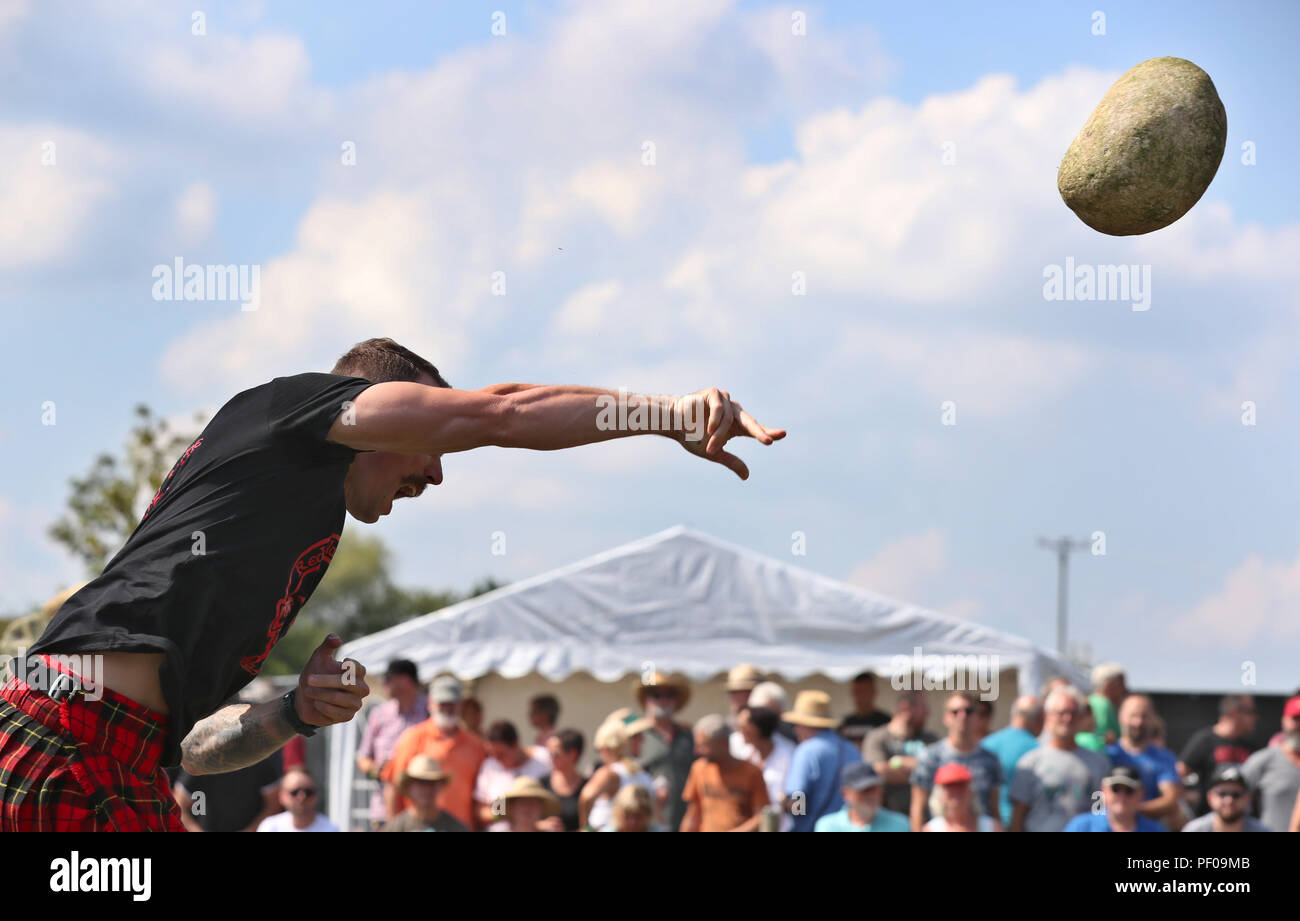 Horgenzell, Germania. 18 Agosto, 2018. Un partecipante della tomaia Highländgames sveva getta una pietra del peso di circa dieci chilogrammi nella disciplina di lanci di pietre. Squadre di tutta la Germania meridionale competere gli uni contro gli altri in varie discipline. Credito: Karl-Josef Hildenbrand/dpa/Alamy Live News Foto Stock