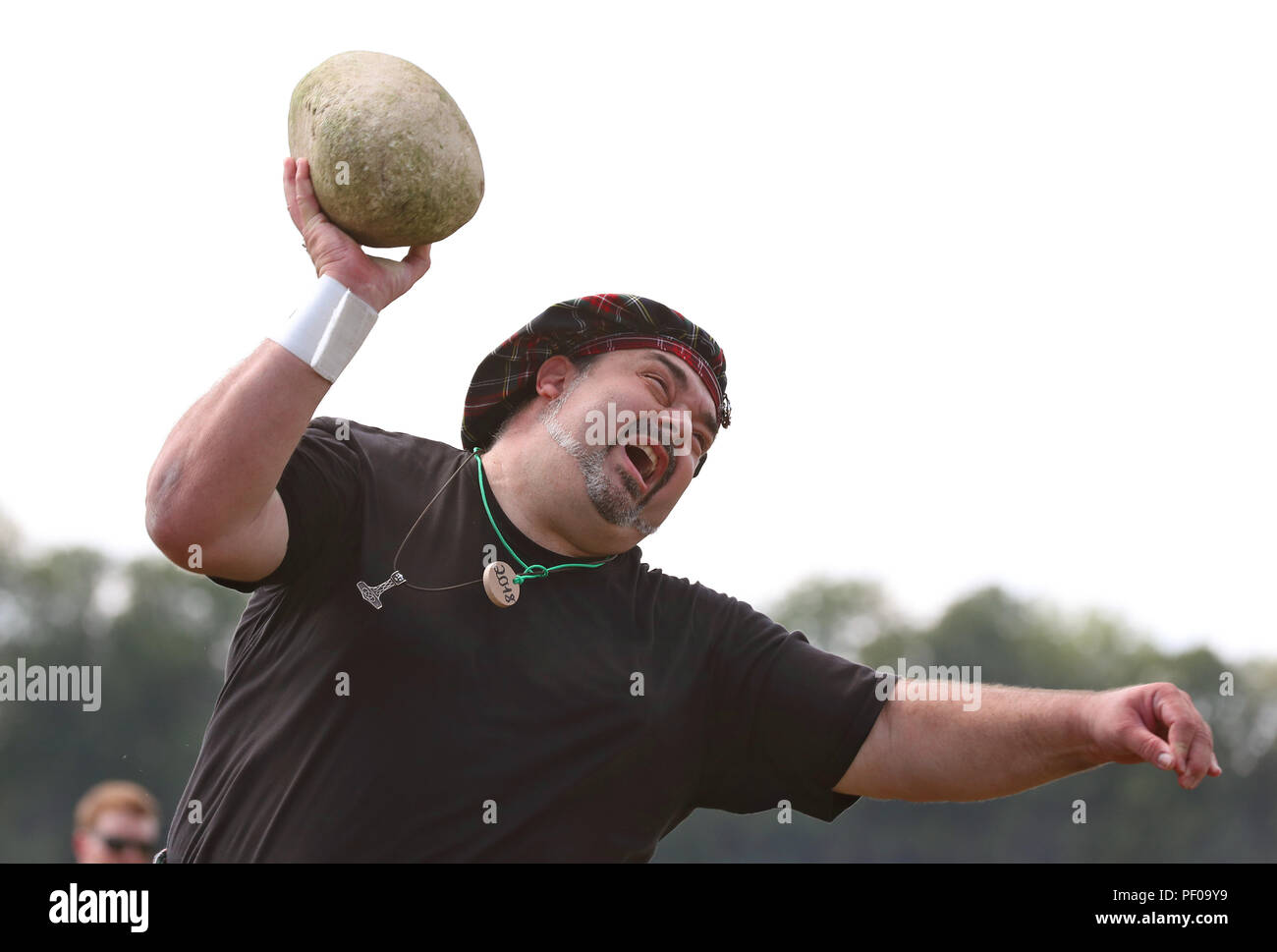 Horgenzell, Germania. 18 Agosto, 2018. Un partecipante della tomaia Highländgames sveva getta una pietra del peso di circa dieci chilogrammi nella disciplina di lanci di pietre. Squadre di tutta la Germania meridionale competere gli uni contro gli altri in varie discipline presso l'Highland Games. Credito: Karl-Josef Hildenbrand/dpa/Alamy Live News Foto Stock