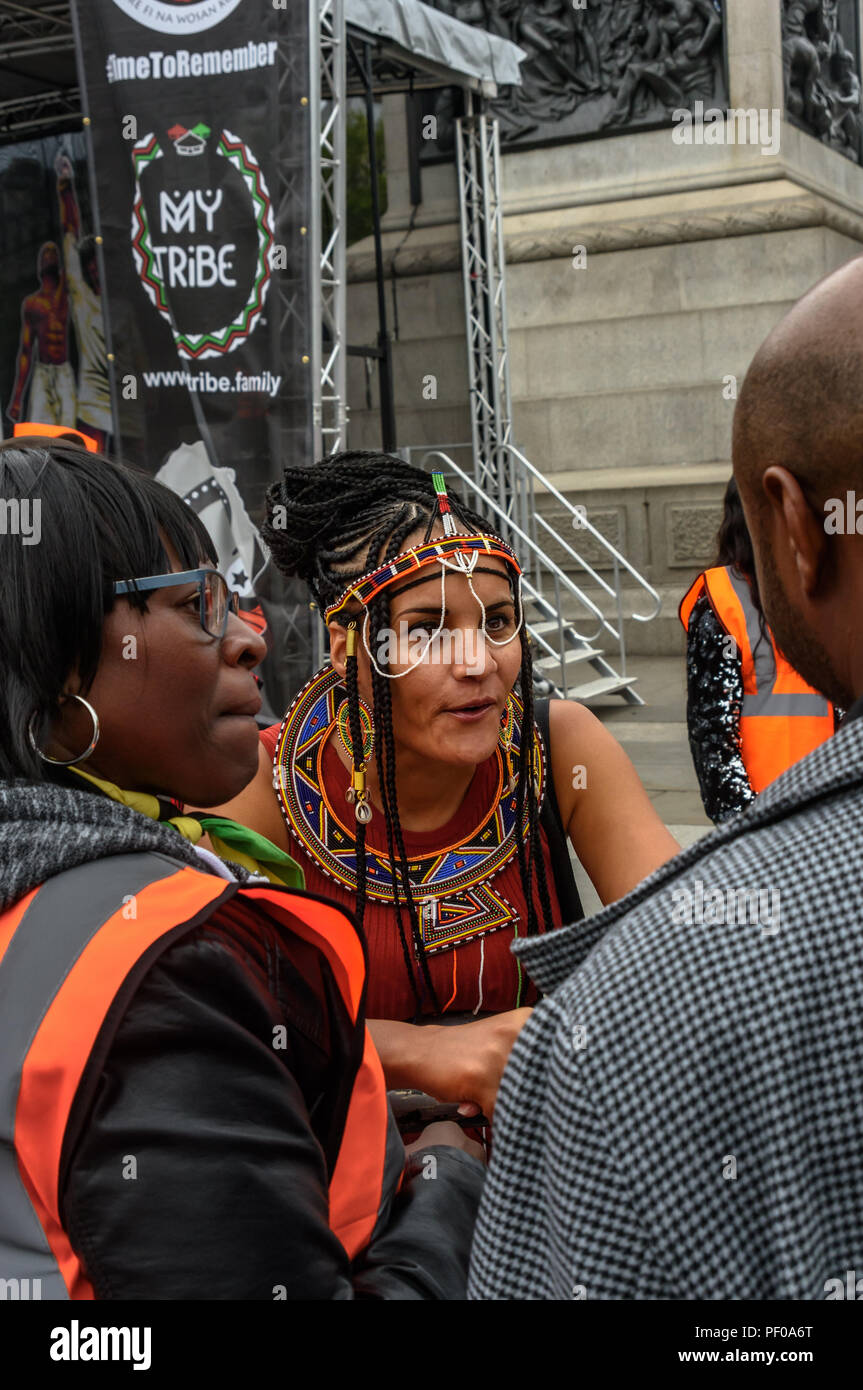 Londra, Regno Unito. Il 18 agosto 2018. Una donna in un tradizionale costume africano all'annuale National Memorial evento in Trafalgar Square ricorda e onora le vittime dell'Olocausto africano/tratta degli schiavi transatlantica e internazionale promosso dalla schiavitù Giorno del Ricordo, 23 agosto. L'evento chiamato per gli africani per celebrare la loro identità e per ricordare i loro antenati, e iniziò con libagioni ricordando molti eroi nero. ers ha parlato del credito discrim: Peter Marshall / Alamy Live News Foto Stock